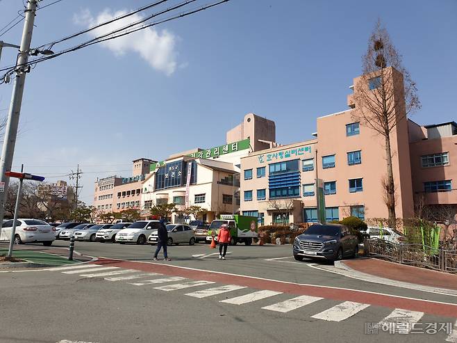 지난 24일 다수의 신종 코로나바이러스 감염증(코로나19) 확진자가 정신병동에 코호트(집단) 격리된 경북 청도 청도대남병원 주변의 한산한 모습. 김병진 기자/kbj7653@heraldcorp.com