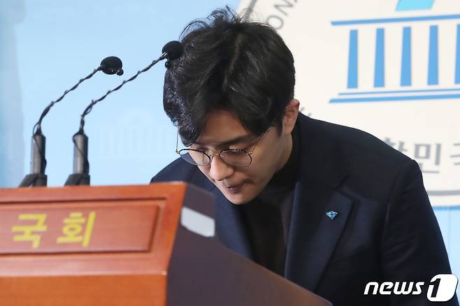 더불어민주당 영입인재 2호인 원종건 씨가 지난달 28일 오전 서울 여의도 국회 정론관에서 미투 의혹 관련 기자회견을 마치고 고개 숙여 사과하고 있다.  © News1 임세영 기자