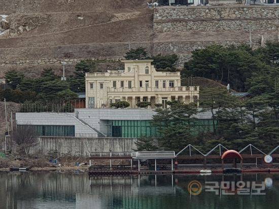 북한강 반대편에서 바라본 신천지 교주 이만희 씨의 별장. 일명 '평화의 궁전'이라고 불리는 이 건물은 지상 3층으로 돼 있는 것으로 알려졌다. 가평=김이현 기자