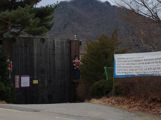 경기도 가평 고성리에 있는 신천지 교주 이만희씨의 별장 모습. 대문에 '사자조심'이라고 쓰인 문패가 걸려 있다. 가평=김이현 기자