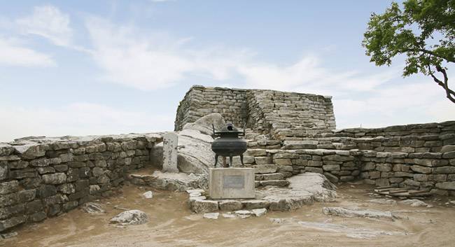 고조선 해체 후 부여·고구려·백제·신라 다국시대에 그들의 언어는 이미 고조선어를 공통조어로 계승했기 때문에 서로 통역 없이 소통했다. 이를 입증하는 중국 고문헌 기록은 적지 않다. 사진은 단군이 천제를 올렸던 곳이라 전하고 있는 인천 강화군 마니산 정상의 참성단. 자료사진
