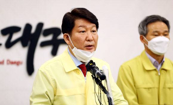 코로나19 브리핑하는 권영진 대구시장 - 권영진 대구시장이 20일 오전 대구시 중구 시청에서 열린 신종 코로나바이러스 감염증(코로나19) 브리핑에서 발언하고 있다. 2020.2.20 연합뉴스
