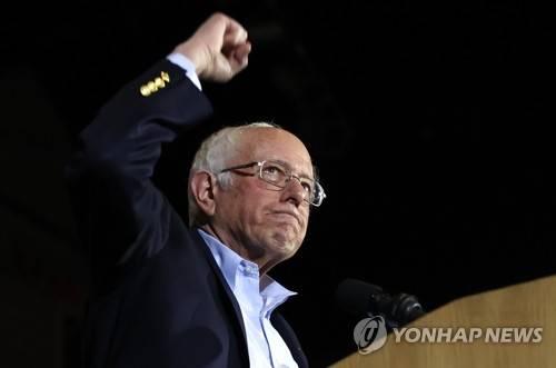 미국 민주당 대선 경선 주자인 버니 샌더스 상원의원이 22일(현지시간) 텍사스주 샌안토니오에서 가진 선거 유세에서 지지자들과 함께 네바다 코커스(당원대회) 승리를 자축하며 주먹 쥔 손을 들어 보이고 있다. [로이터=연합뉴스 자료사진]