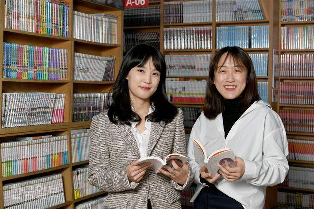 '아무튼, 순정만화'를 쓴 이마루(오른쪽) 작가와 청강문화산업대 만화콘텐츠스쿨 홍난지 교수를 지난 20일 홍대의 만화전문서점 북새통에서 만났다. 왕태석 선임기자