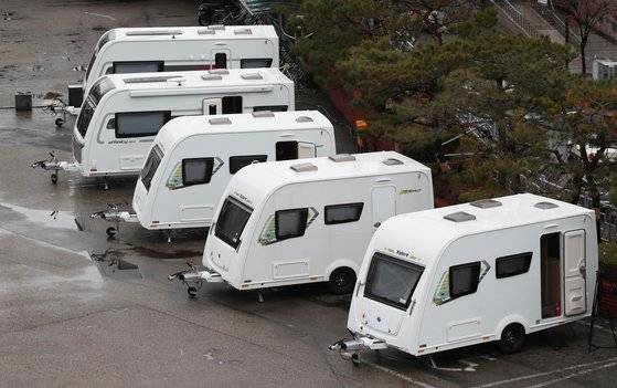 25일 한양대에 중국인 유학생의 임시 격리시설로 사용할 캠핑카가 주차돼 있다. [연합뉴스]