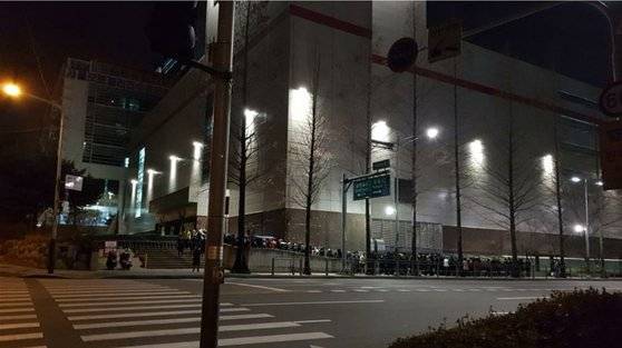 27일 오전 4시 코스트코 양재점 앞. [독자 제공]