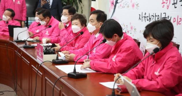 미래통합당 심재철 원내대표가 27일 국회에서 열린 최고위원회의에서 발언하고 있다.  /연합뉴스