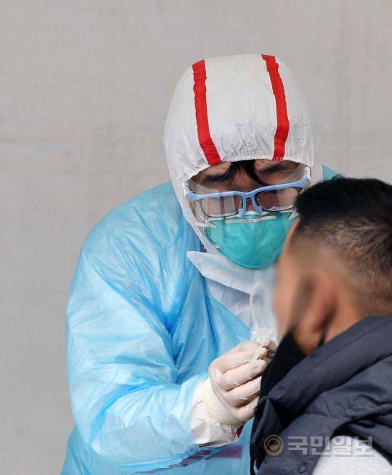 26일 서울 강동구 명성교회 앞에 설치된 선별진료소에서 시민들이 진료를 받고 있다. 윤성호 기자