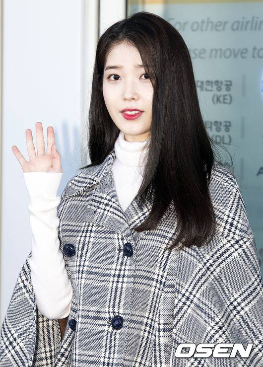 [OSEN=인천공항, 조은정 기자]가수 아이유가 출국장으로 향하며 포즈를 취하고 있다. /cej@osen.co.kr