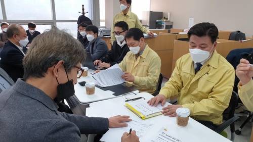 브리핑하는 구만섭 천안시장 권한대행(오른쪽 첫 번째) [천안시 제공. 재판매 및 DB 금지]