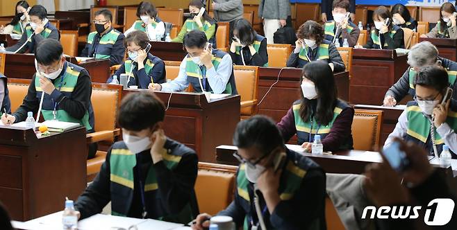 27일 오전 대전시청 대회의실에서 직원들이 신천지 교인들의 신종 코로나바이러스 감염증(코로나19) 사항에 대해 전수조사를 하고 있다. 2020.2.27/뉴스1 © News1 김기태 기자