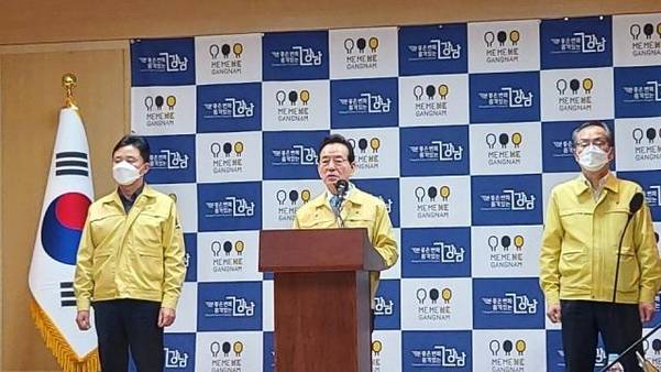 28일 정순균 강남구청장이 강남구청에서 긴급 브리핑을 열고 우한 코로나 확진자 관련 정보를 발표하고 있다. /권오은 기자