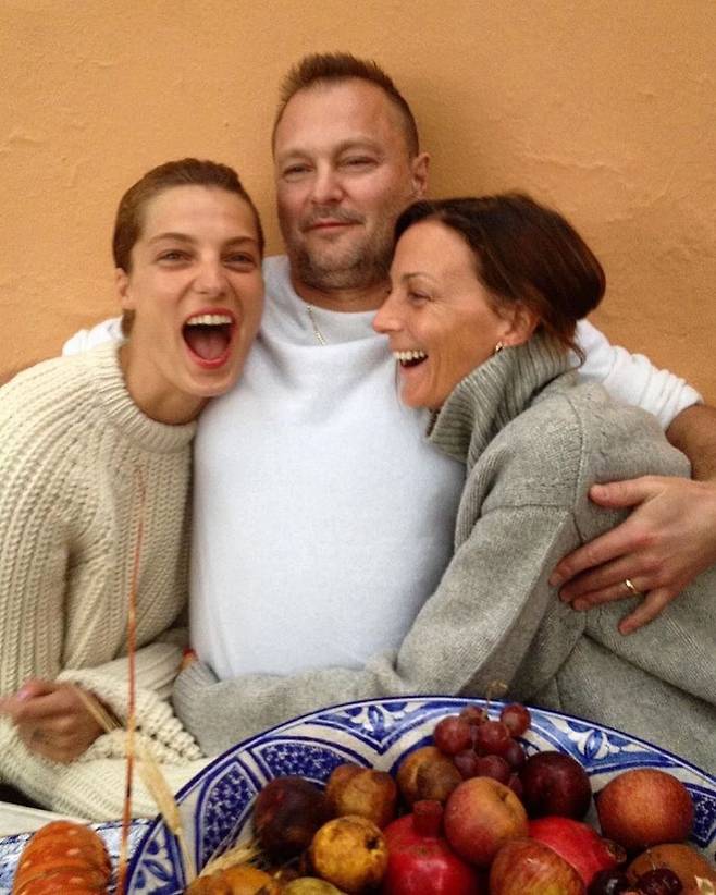 피비 파일로와 꼭닮은 모델 다리아 워보이와 셀린느의 캠페인을 책임졌던 사진가 유르겐 텔러와 함께