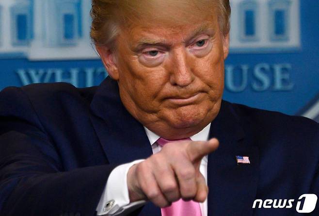 (워싱턴 AFP=뉴스1) 우동명 기자 = 도널드 트럼프 미국 대통령이 지난 26일(현지시간) 워싱턴 백악관에서 코로나19와 관련한 기자회견을 하고 있다. 트럼프 대통령은 이날 “한국에 추가적인 여행 제한 조치를 하는 것이 지금은 적기가 아니다. 적절한 때에 그렇게 할 것”이라고 밝혔다.  © AFP=뉴스1  <저작권자 © 뉴스1코리아, 무단전재 및 재배포 금지>