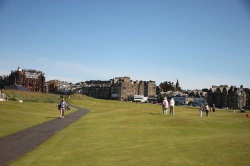 세인트앤드루스 올드 코스는 걸어서 산책하며 18홀을 돌아볼 수 있다.