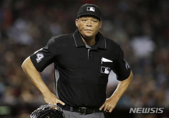 [피닉스(미국)=AP/뉴시스]메이저리그 최초 흑인 심판 조장으로 임명된 커윈 댄리.