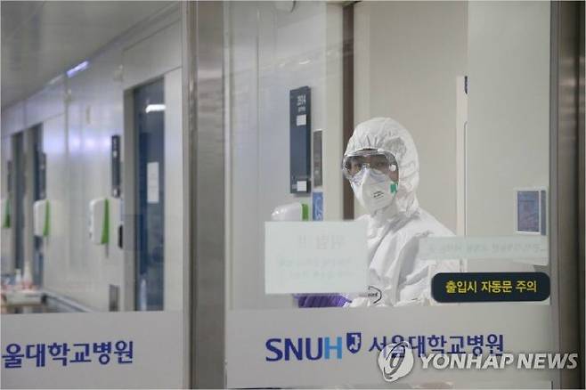 서울대병원 의료진이 12일 음압병실에서 환자 상태를 체크하고 나오고 있다. (사진=연합뉴스)