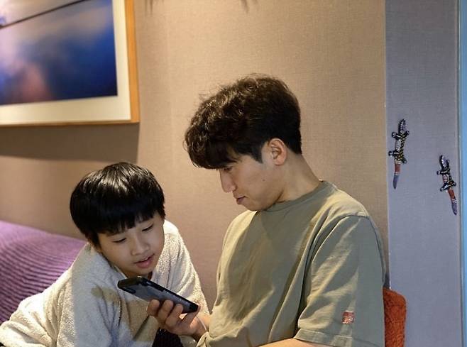 ▲ 유세윤(오른쪽)이 아들과 함께 코로나19 확산 방지를 위한 기부행렬에 동참했다. 출처l유세윤 SNS