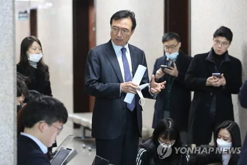 답변하는 민주당 이근형 전략기획위원장 더불어민주당 이근형 전략기획위원장이 지난 26일 오전 서울 여의도 국회에서 기자들의 질문에 답하고 있다. [연합뉴스 자료사진]