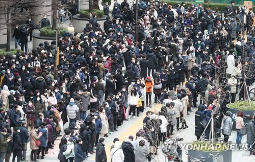 '마스크가 많이 필요합니다' (서울=연합뉴스) 류효림 기자 = 28일 서울 양천구 목동 행복한백화점에서 열린 마스크 긴급 노마진 판매 행사에서 시민들이 마스크를 구매하기 위해 길게 줄을 서 있다. ryousanta@yna.co.kr