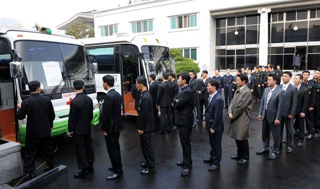 [신종플루] 감염병 확산에 따라 혈액 수습이 부족해지자 청와대 전 임직원들이 2009년 11월 헌혈에 동참 하고 있다. 한국일보 자료사진