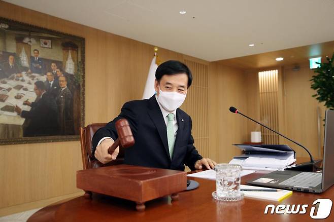 (서울=뉴스1) = 이주열 한국은행 총재가 27일 서울 중구 한국은행에서 열린 금융통화위원회에서 의사봉을 두드리고 있다. (한국은행 제공) 2020.2.27/뉴스1  <저작권자 © 뉴스1코리아, 무단전재 및 재배포 금지>