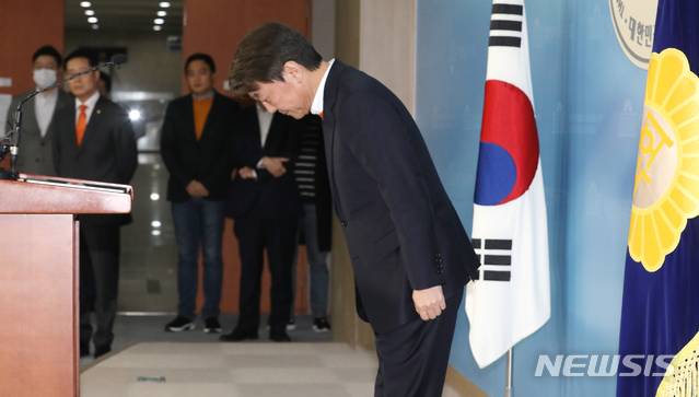 [서울=뉴시스]김명원 기자 = 안철수 국민의당 대표가 28일 오전 서울 여의도 국회 정론관에서 정책 발표에 앞서 인사하고 있다. 2020.02.28. kmx1105@newsis.com