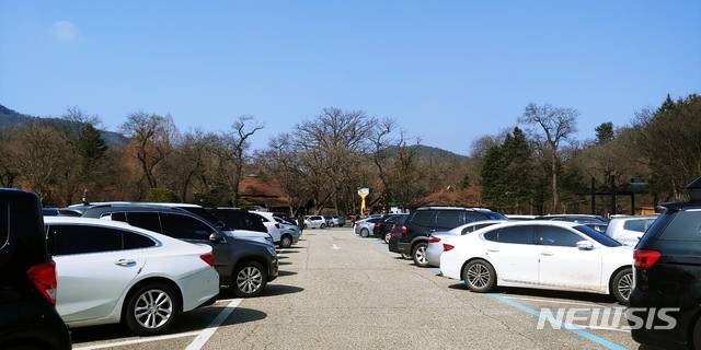[포천=뉴시스] 이호진 기자 = 29일 방문객이 몰려 주차난이 벌어진 경기 포천시 국립수목원 모습. 2020.02.29. asake@newsis.com