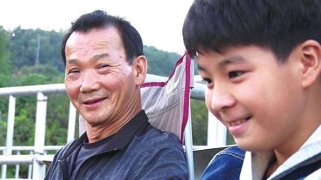 2019년 9월 KBS 《인간극장》은 정동원이 할아버지와 생활하는 사연을 방송했다.ⓒKBS