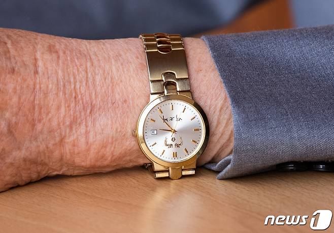 이만희 신천지예수교 증거장막성전 총회장이 2일 오후 경기 가평 신천지 평화의 궁전에서 열린 코로나바이러스 감염증(코로나19) 사태 관련 기자회견을 하던 중 박근혜 전 대통령 시계를 착용하고 있는 모습이 보이고 있다. 2020.3.2/뉴스1 © News1 허경 기자