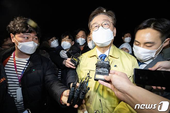 이재명 경기도지사가 2일 오후 경기도 가평군 신천지예수교 증거장막성전 평화의 궁전에서 나서며 취재진 질문에 답변하고 있다. 이재명 지사는 이만희 신천지예수교 증거장막성전 총회장에 대한 검체는 과천시보건소에서 확보, 신종 코로나바이러스 감염증(코로나19) 검사를 받는다고 밝혔다. 2020.3.2/뉴스1 © News1 이재명 기자