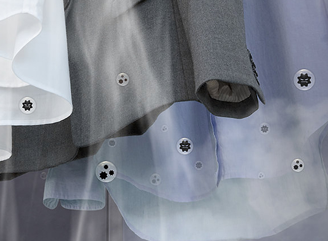 삼성 에어드레서는 의류 내부와 외부에 바람을 내보내 옷을 흔든다.