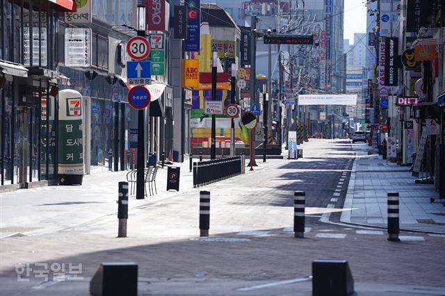 대구 동성로 옛 중앙 파출소 앞 모습. 평소 사람들로 북적이던 거리지만 신종 코로나가 확산하면서 대구시민들의 발길이 뚝 끊어졌다. 김재현 기자 k-jeahyun@hankookilbo.com