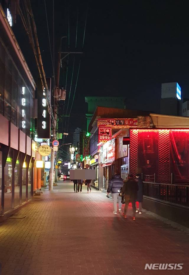 코로나19로 인해 적막감이 도는 대구 동성로 클럽골목.