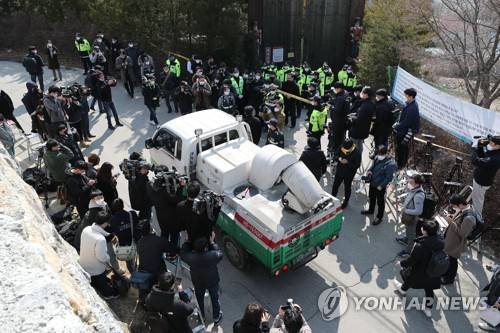 신천지 평화의 궁전 앞으로 지나가는 방역소독차 (가평=연합뉴스) 임화영 기자 = 2일 오후 경기도 가평군 신천지예수교 증거장막성전(신천지) 평화의 궁전 앞에서 열릴 이만희 총회장의 기자회견을 위해 대기하는 취재진 사이로 방역소독차가 지나가고 있다. 2020.3.2 hwayoung7@yna.co.kr