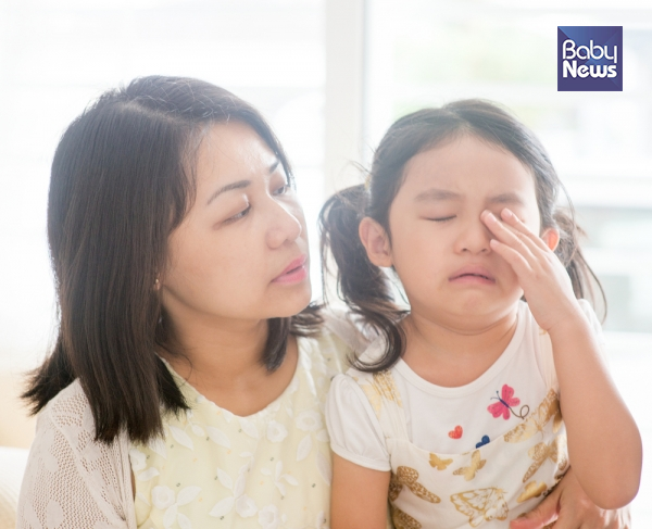 새벽마다 자다 깨서 내내 우는 아이. 왜 이러는지 걱정됩니다. ⓒ베이비뉴스