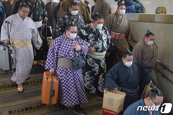 마스크를 착용한 일본 스모 선수들 <자료사진> © AFP=뉴스1