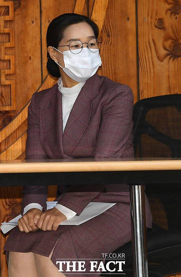 이만희 신천지예수교 증거장막 성전 총회장이 2일 경기도 가평 신천지 연수원에서 기자회견을 연 가운데 이 총회장의 귀 역할을 한 신천지 교인 김평화 씨가 이 교주만큼 주목을 받고 있다. 기자회견에서 김평화 씨의 모습. /가평=이효균 기자