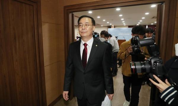김세환 국회의원선거구획정위원회 위원장이 3일 중앙선관위 관악청사에서 제21대 국회의원선거 선거구획정안 국회 제출과 관련, 위원회의 입장문을 발표한 후 퇴장하고 있다./연합뉴스