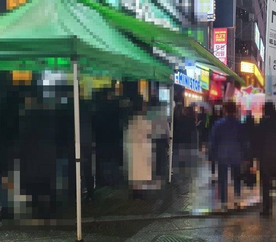 금요일인 지난달 28일 오후 11시쯤 홍대 클럽 거리의 클럽들이 영업을 시작했다. 사진은 이날 오후 11시 30분 DJ와 스테이지를 구비한 클럽 겸 음식점 앞에 입장을 위한 대기줄이 늘어서있는 모습. 정은혜 기자