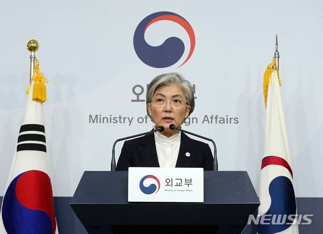 [서울=뉴시스]박주성 기자 = 강경화 외교부 장관이 6일 오전 서울 도렴동 외교부청사에서 신년 기자회견을 하고 있다. 2020.02.06. park7691@newsis.com