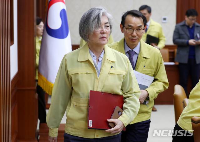 [서울=뉴시스]배훈식 기자 = 강경화 외교부 장관이 30일 서울 종로구 정부서울청사에서 열린 신종 코로나바이러스 감염증 대응 종합 점검회의에 참석하고 있다. 2020.01.30. dahora83@newsis.com