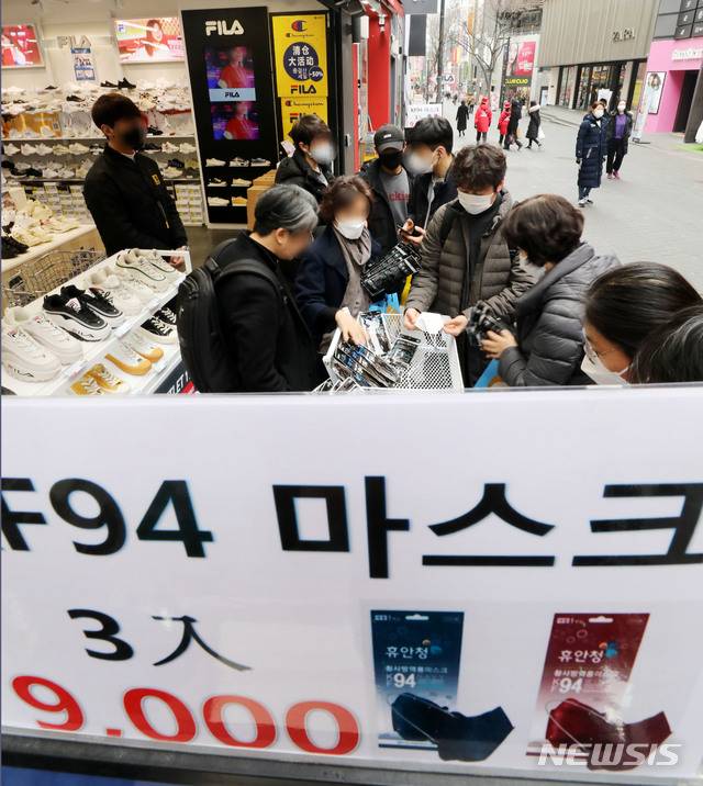 [서울=뉴시스]박주성 기자 = 신종 코로나바이러스 감염증(코로나19) 예방책인 마스크의 수급이 원할하지 않아 품귀 현상이 계속되면서 시민들 불만이 커지고 있는 가운데 3일 오후 서울 중구 명동 상점에 1개에 3천원, 3개에 9천원에 판매하는 KF94 마스크가 진열돼 시민들이 마스크를 구입하고 있다. 2020.03.03. park7691@newsis.com