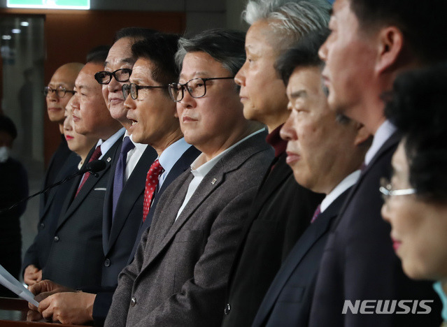 [서울=뉴시스] 고승민 기자 = 김문수 자유통일당 대표와 조원진 우리공화당 대표, 서청원 무소속 의원 등이 3일 서울 여의도 국회에서 우리공화당-자유통일당 합당 선언 기자회견을 하고 있다. 2020.03.03.kkssmm99@newsis.com