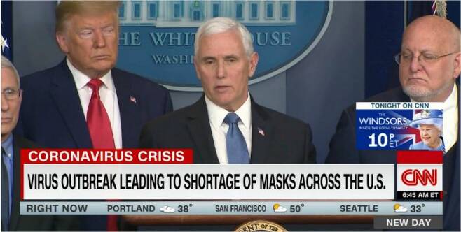 마이크 펜스 부통령(가운데)이 1일(현지시간) 도널드 트럼프 대통령이 지켜보고 있는 가운데 백악관에서 미국정부의 코로나19 대응책을 발표하고 있다.(사진=CNN 캡처)