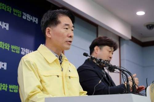 3일 김성호 강원도 행정부지사가 신종 코로나바이러스 감염증(코로나19) 관련 기자회견을 하고 있다. [강원도 제공.재판매 및 DB 금지]