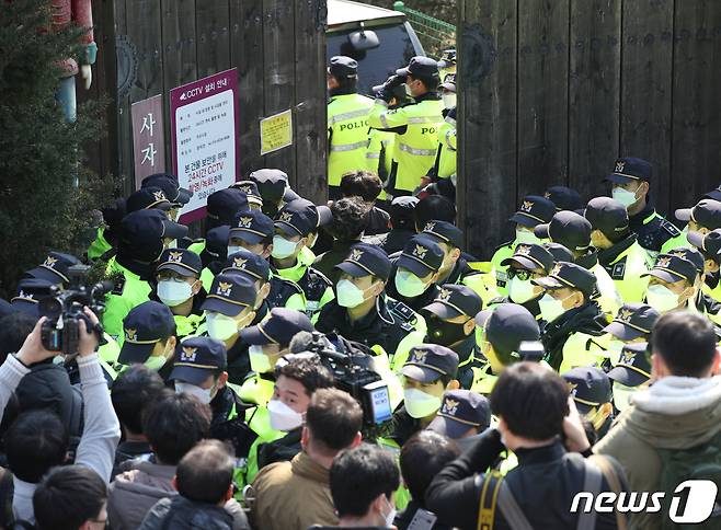 2일 오후 코로나19 사태와 관련한 이만희 신천지예수교 증거장막성전(이하 신천지) 총회장의 기자회견을 앞둔 경기 가평 신천지 평화의 궁전으로 경찰이 들어가고 있다.  © News1 신웅수 기자