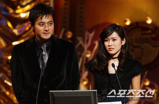 2002년 청룡영화상에서 장동건과 함께 시상자로 나선 손예진. 긴장한 듯 하면서도 차분한 눈빛이 인상적이다.