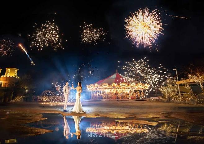 사진 : 웨딩드레스 페르테레이, 포토그래퍼 이창훈(더청담스튜디오), 턱시도 해리슨테일러, 한복 비단향, 헤어&메이크업 미즈노블, 모델 이귀주, 이승훈. 영상 웨딩미, 제품협찬 앙뜨, 이로스타일. 플라워 로더플라워