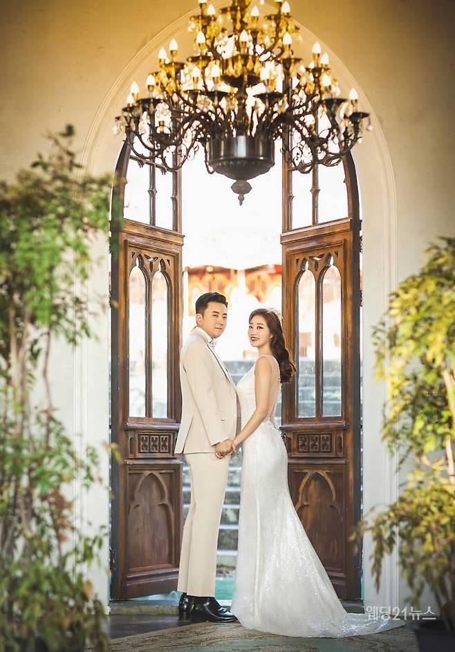 사진 : 웨딩드레스 페르테레이, 포토그래퍼 이창훈(더청담스튜디오), 턱시도 해리슨테일러, 한복 비단향, 헤어&메이크업 미즈노블, 모델 이귀주, 이승훈. 영상 웨딩미, 제품협찬 앙뜨, 이로스타일. 플라워 로더플라워